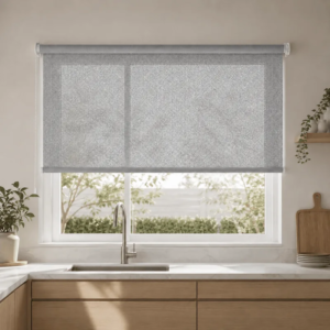 Cortina roller sunscreen gris 100x60 — instalada en un ambiente