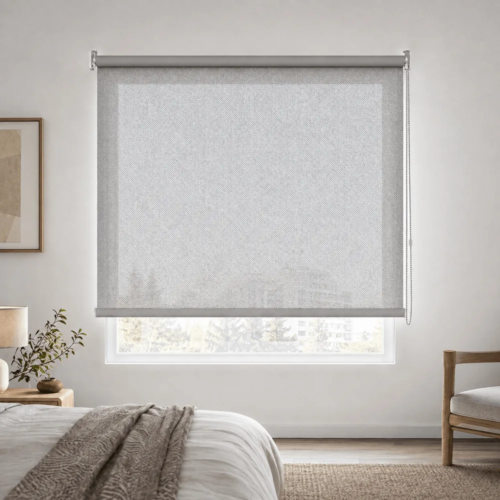 Cortina roller sunscreen gris 120x110 — instalada en un ambiente