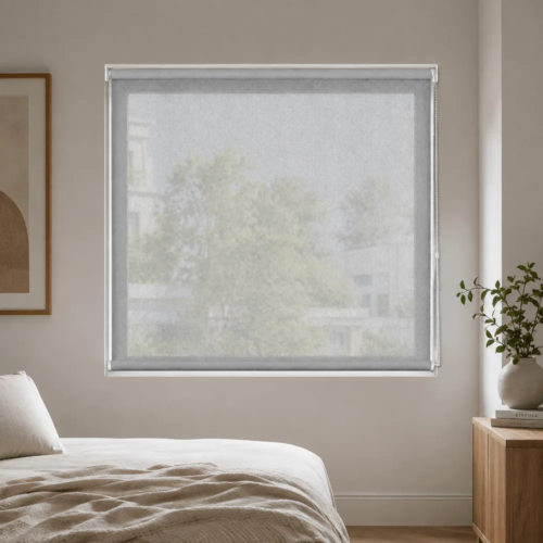 Cortina roller sunscreen gris 150x110 — instalada en un ambiente