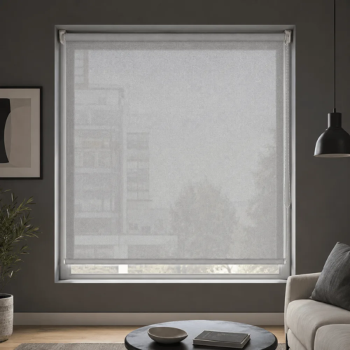 Cortina roller sunscreen gris 150x150 — instalada en un ambiente