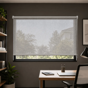 Cortina roller sunscreen gris 150x90 — instalada en un ambiente