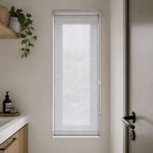 Cortina roller sunscreen gris 30x110 — instalada en un ambiente