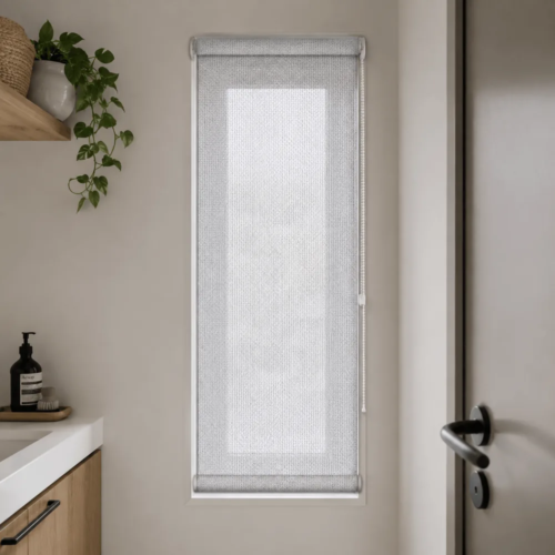 Cortina roller sunscreen gris 30x110 — instalada en un ambiente