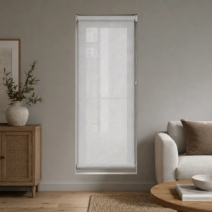 Cortina roller sunscreen gris 50x150 — instalada en un ambiente