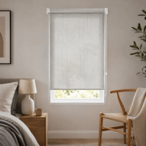 Cortina roller sunscreen gris 50x90 — instalada en un ambiente