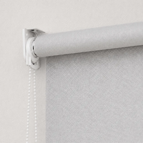 Cortina roller sunscreen gris — detalle del soporte y la cadena