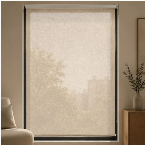 Cortina roller sunscreen natural 100x110 — instalada en un ambiente