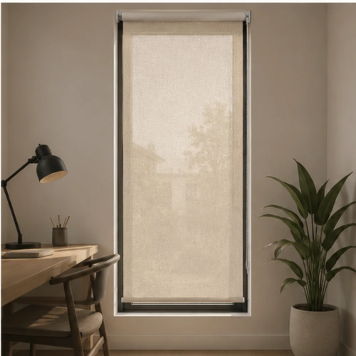 Cortina roller sunscreen natural 100x150 — instalada en un ambiente