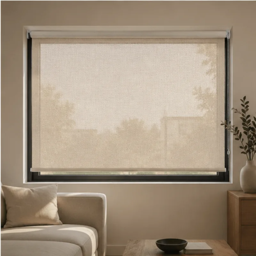 Cortina roller sunscreen natural 100x60 — instalada en un ambiente