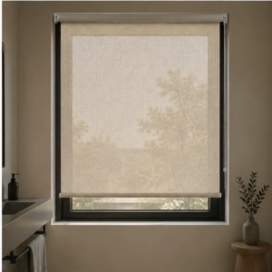 Cortina roller sunscreen natural 100x90 — instalada en un ambiente