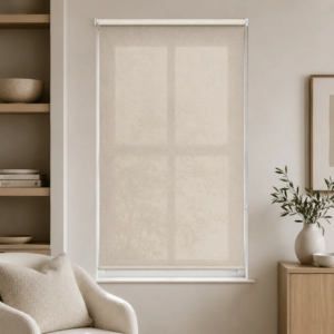 Cortina roller sunscreen natural 120x150 — instalada en un ambiente