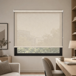 Cortina roller sunscreen natural 120x90 — instalada en un ambiente