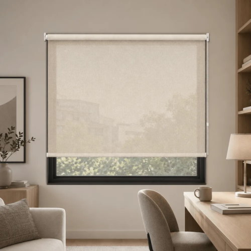 Cortina roller sunscreen natural 120x90 — instalada en un ambiente