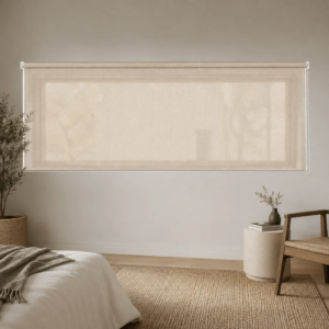 Cortina roller sunscreen natural 150x60 — instalada en un ambiente