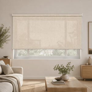 Cortina roller sunscreen natural 150x90 — instalada en un ambiente