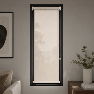 Cortina roller sunscreen natural 30x110 — instalada en un ambiente