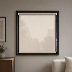 Cortina roller sunscreen natural 50x90 — instalada en un ambiente