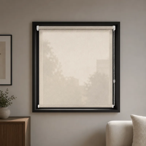 Cortina roller sunscreen natural 50x90 — instalada en un ambiente