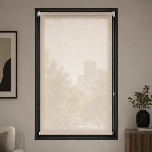 Cortina roller sunscreen natural 60x110 — instalada en un ambiente